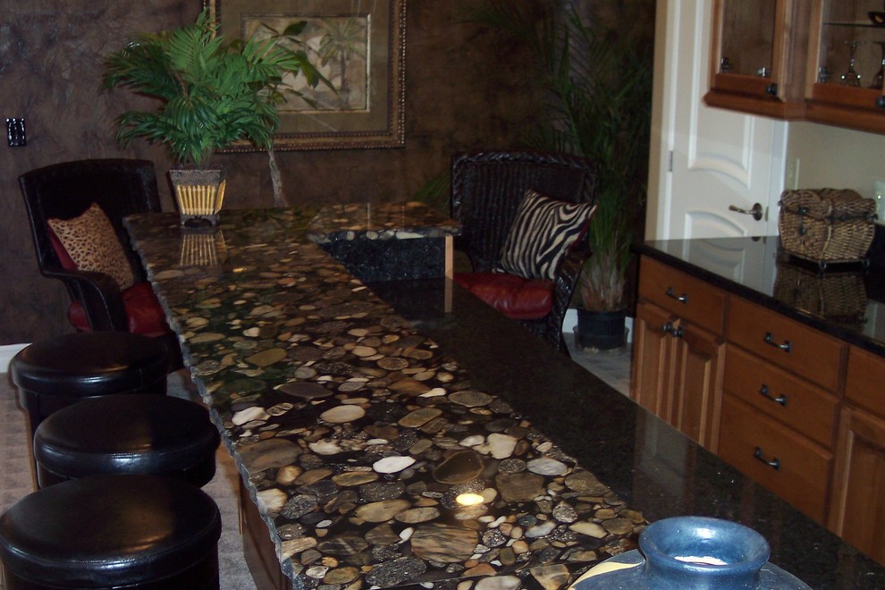 Exempel på en eklektisk hemmabar, med granitbänkskiva