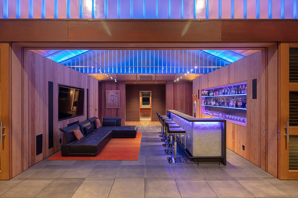 Идея дизайна: домашний бар в стиле кантри с барной стойкой и серым полом