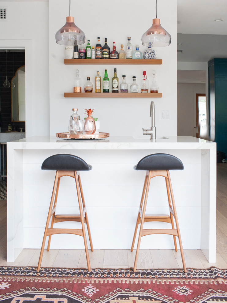 Diseño de bar en casa con barra de bar de galera contemporáneo pequeño con fregadero bajoencimera, encimera de mármol, suelo de madera en tonos medios y suelo marrón