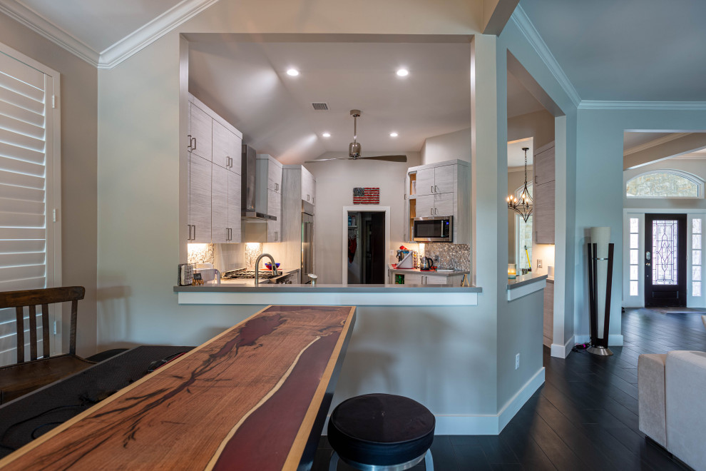 Mittelgroße Moderne Hausbar in U-Form mit trockener Bar, Schrankfronten im Shaker-Stil, schwarzen Schränken, Keramikboden und schwarzem Boden in Houston