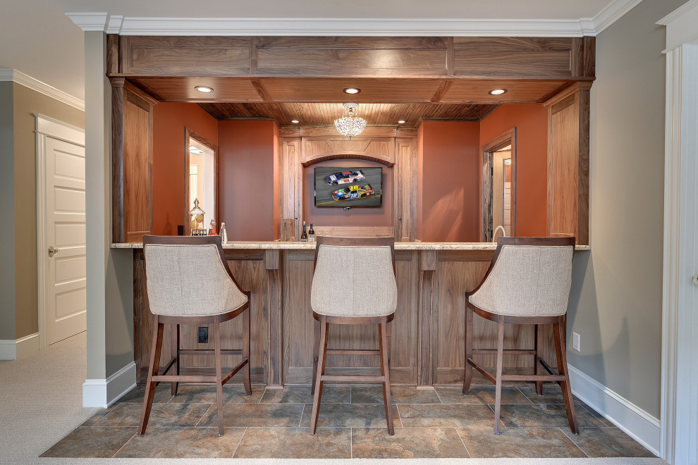 Foto de bar en casa con barra de bar tradicional con suelo marrón y encimeras beige