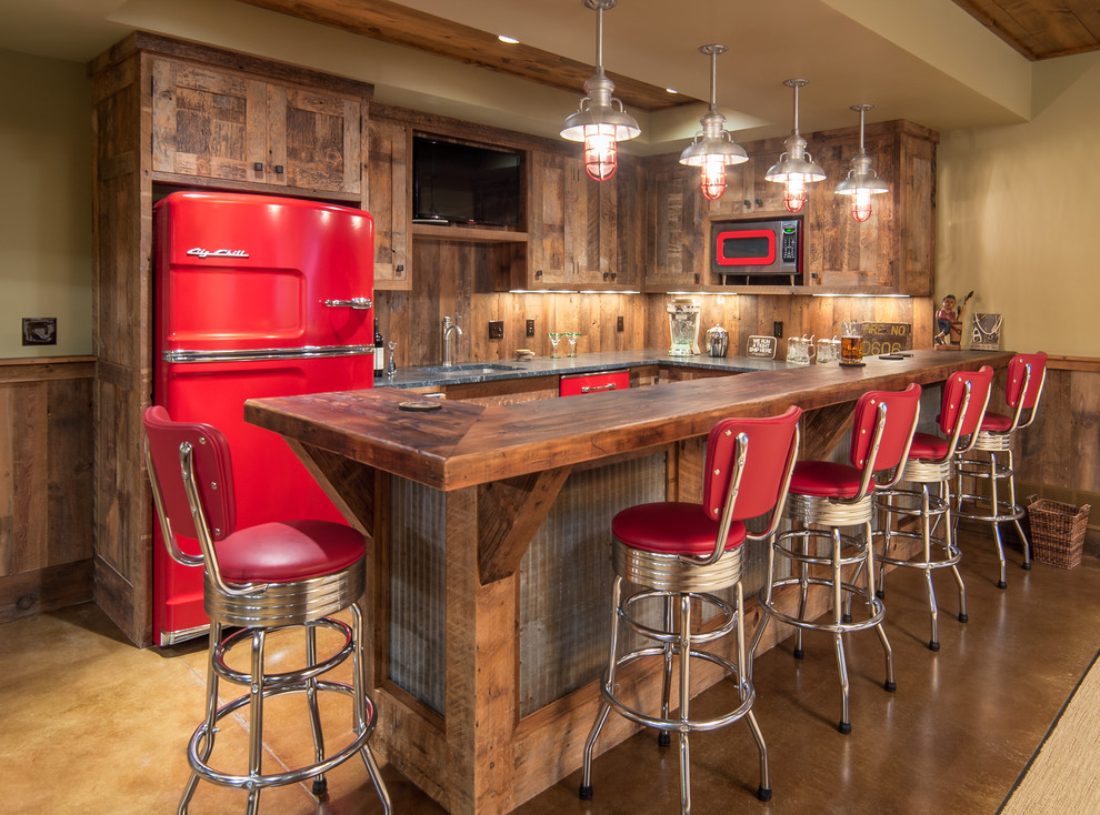 Diseño de bar en casa en U rural de tamaño medio con armarios con paneles empotrados