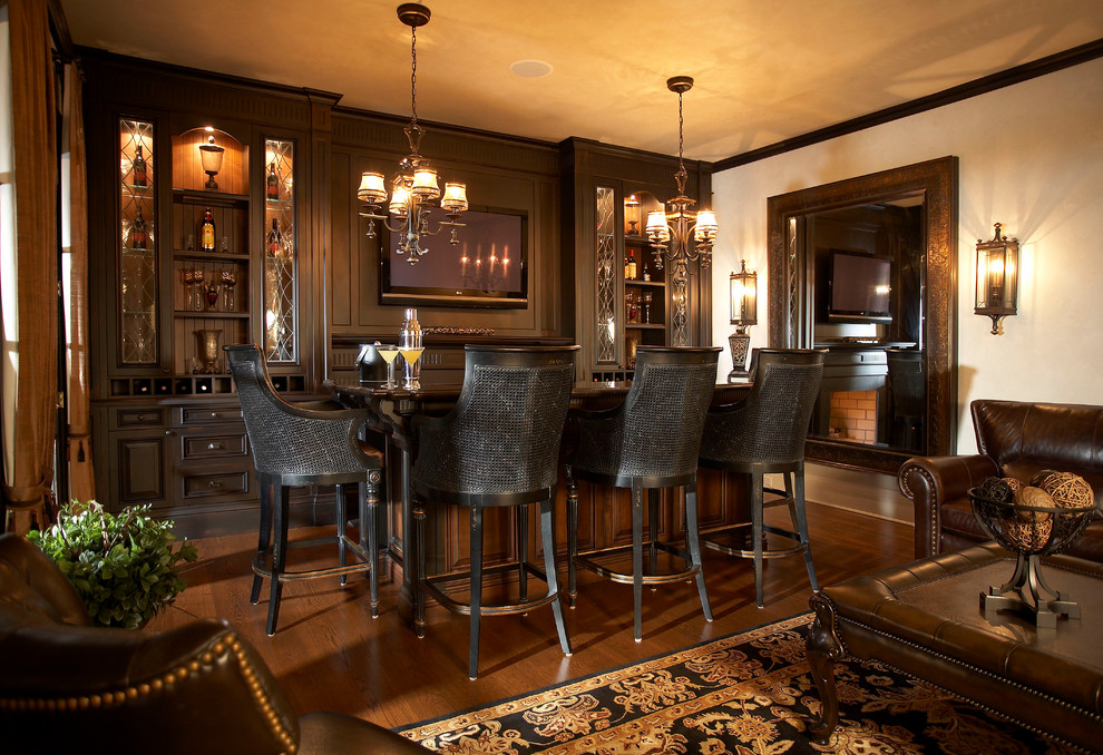 Diseño de bar en casa tradicional grande con suelo de madera en tonos medios