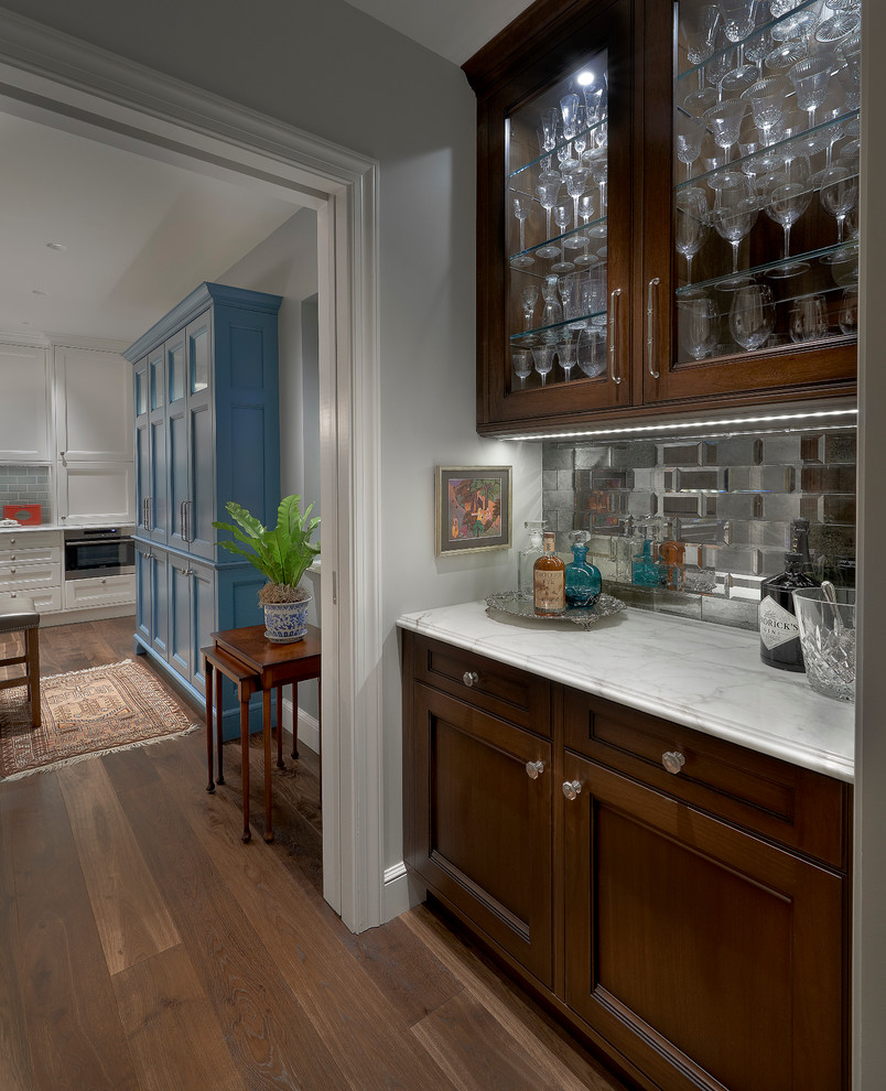 Zweizeilige Klassische Hausbar mit Bartresen, Marmor-Arbeitsplatte, Küchenrückwand in Grau, Rückwand aus Metrofliesen und braunem Holzboden in Chicago