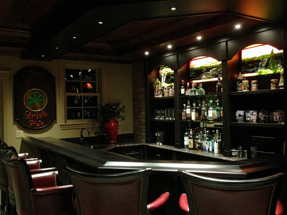 Пример оригинального дизайна: большой п-образный домашний бар в классическом стиле с черными фасадами, мойкой, врезной мойкой, фасадами с выступающей филенкой и гранитной столешницей
