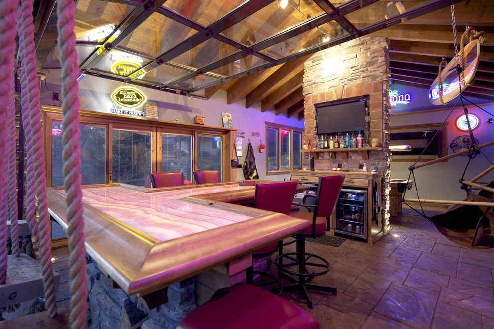 Идея дизайна: домашний бар в морском стиле с барной стойкой и деревянной столешницей