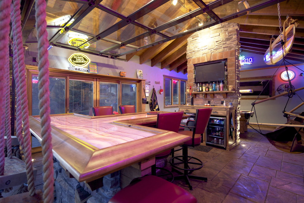 Maritime Hausbar mit Bartheke und Arbeitsplatte aus Holz in Omaha