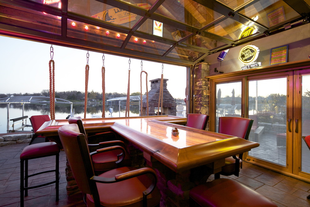 Foto de bar en casa con barra de bar marinero con encimera de madera
