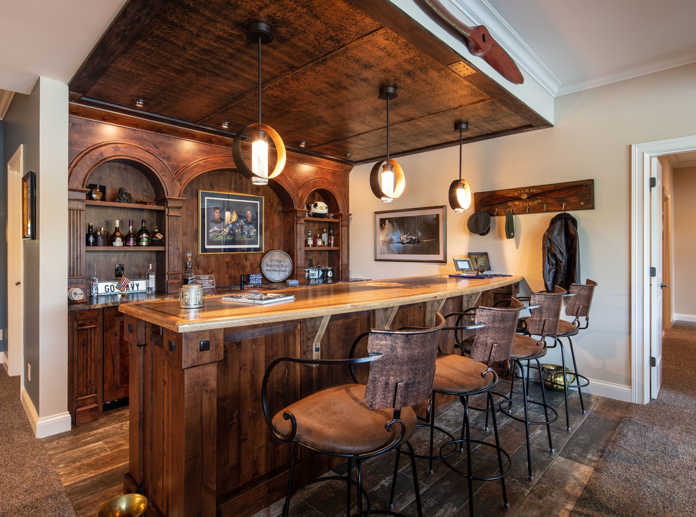 Cette image montre un bar de salon parallèle chalet en bois brun avec des tabourets, un plan de travail en bois, une crédence marron, un sol en bois brun, un sol marron et un plan de travail marron.