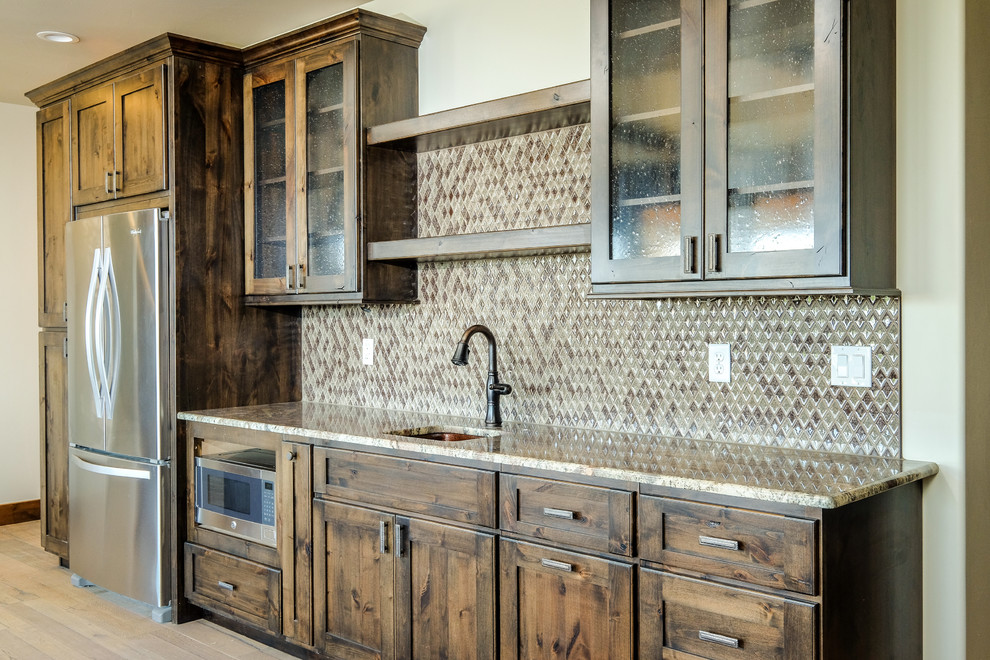 Inspiration för en mellanstor rustik linjär hemmabar med vask, med luckor med glaspanel och skåp i mörkt trä
