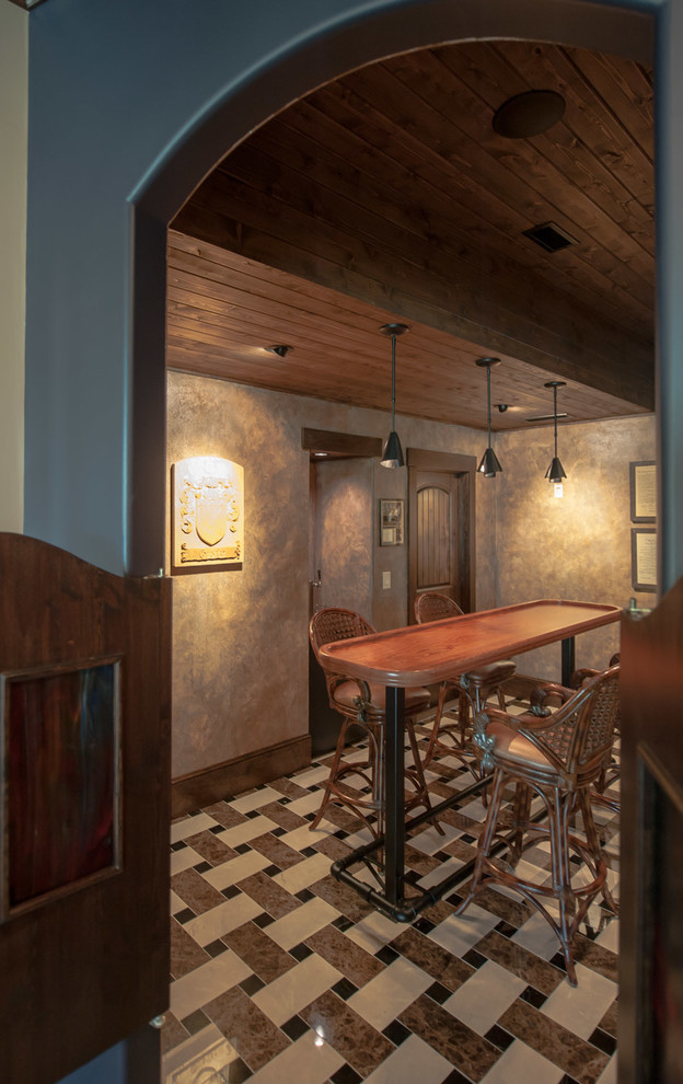 Idee per un grande bancone bar classico con lavello sottopiano, ante a filo, ante in legno scuro, top in granito e pavimento in marmo