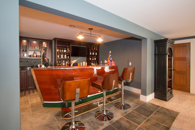 Foto di un grande bancone bar stile marino con nessun'anta, ante in legno bruno, top in legno, pavimento in ardesia e pavimento grigio