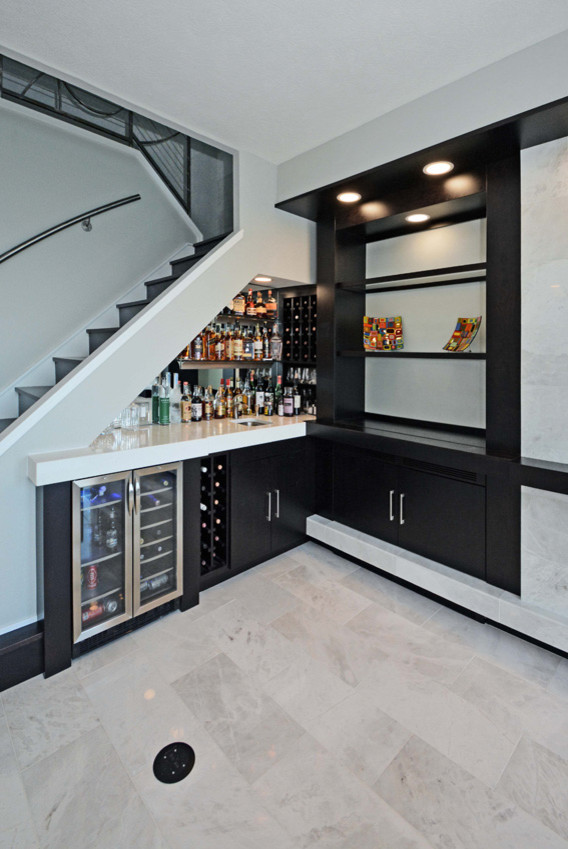 Esempio di un angolo bar con lavandino moderno di medie dimensioni con lavello sottopiano, ante lisce, ante nere, top in marmo, paraspruzzi a specchio, pavimento in marmo e pavimento bianco