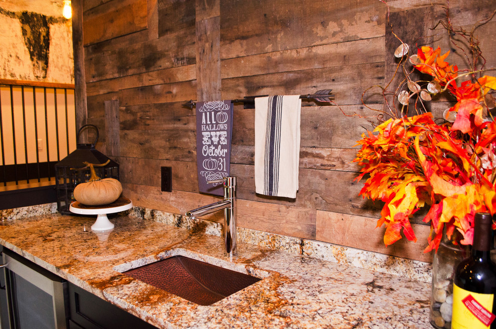 Klassische Hausbar mit Granit-Arbeitsplatte und Küchenrückwand in Braun in Nashville