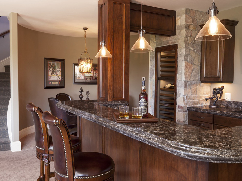 Esempio di un bancone bar classico di medie dimensioni con ante in stile shaker, ante in legno bruno, top in granito, moquette e pavimento beige