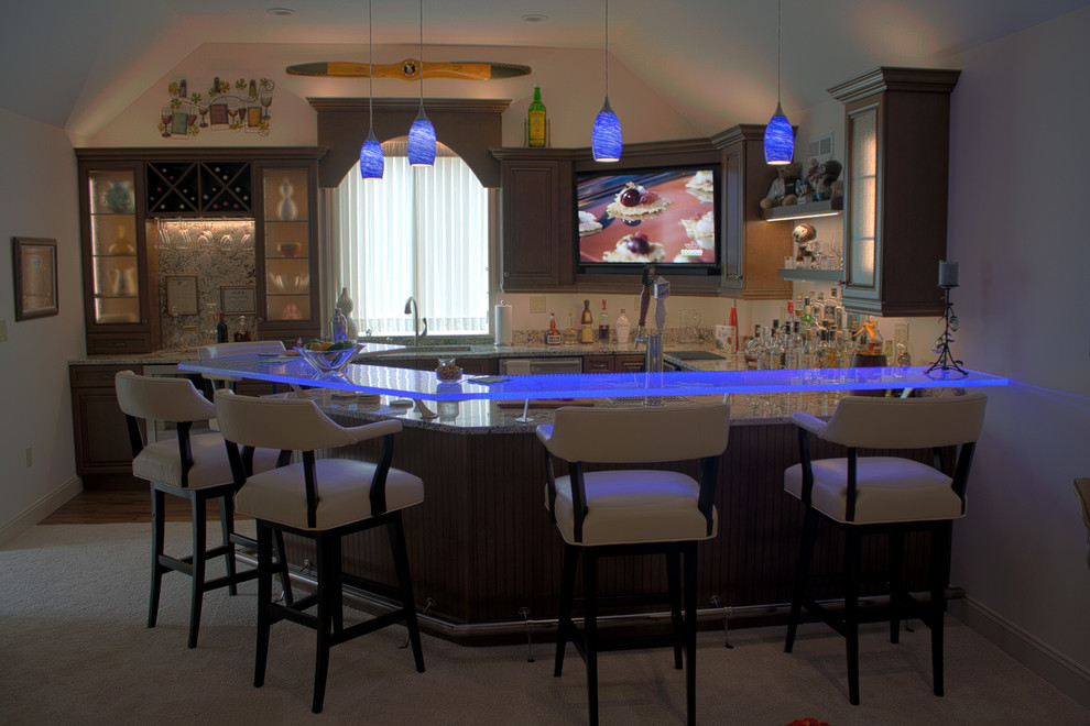 Idee per un grande bancone bar classico con lavello sottopiano, ante di vetro, ante in legno bruno, top in vetro, pavimento in legno massello medio e pavimento marrone