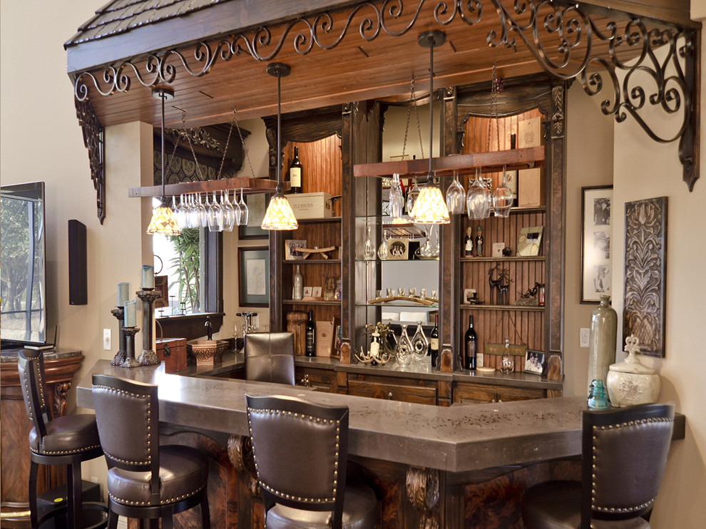 Свежая идея для дизайна: п-образный домашний бар среднего размера с барной стойкой, темными деревянными фасадами и столешницей из меди - отличное фото интерьера