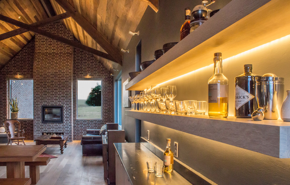 Imagen de bar en casa lineal de estilo de casa de campo de tamaño medio con puertas de armario de madera clara y encimera de cuarcita
