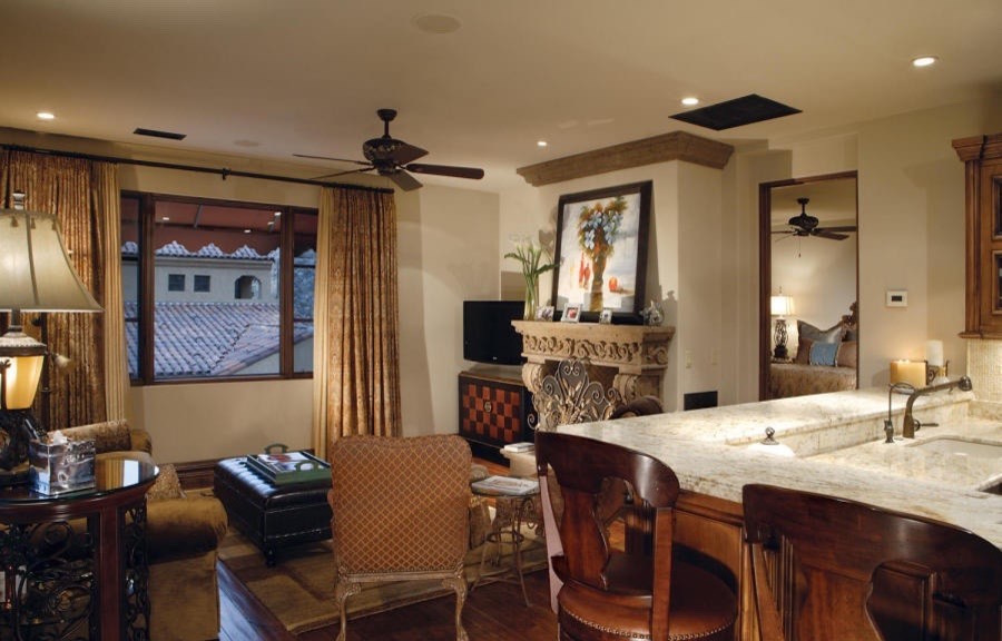 Geräumige Klassische Hausbar in L-Form mit braunem Holzboden in Phoenix