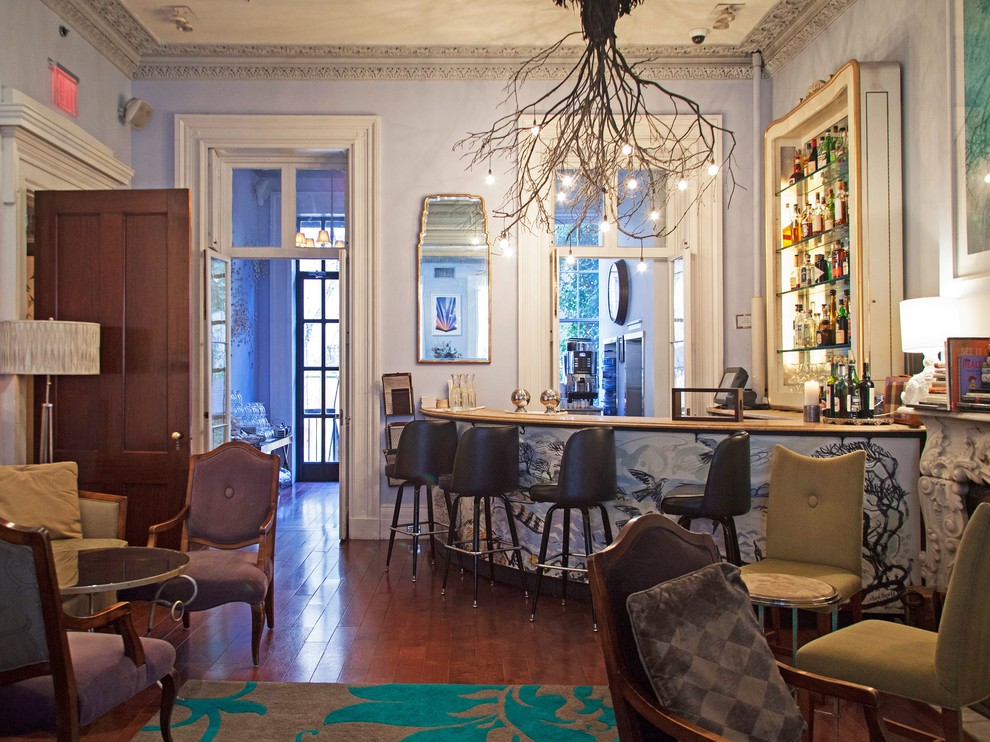 Foto di un ampio bancone bar minimalista con top in legno, paraspruzzi blu, paraspruzzi a specchio, parquet scuro, pavimento marrone e top marrone