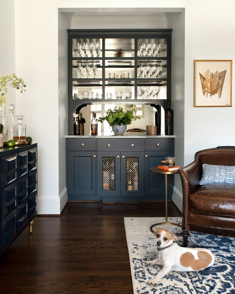 シャーロットにある小さなトランジショナルスタイルのおしゃれなホームバー (I型、シンクなし、オープンシェルフ、青いキャビネット、ミラータイルのキッチンパネル、濃色無垢フローリング、茶色い床、白いキッチンカウンター) の写真
