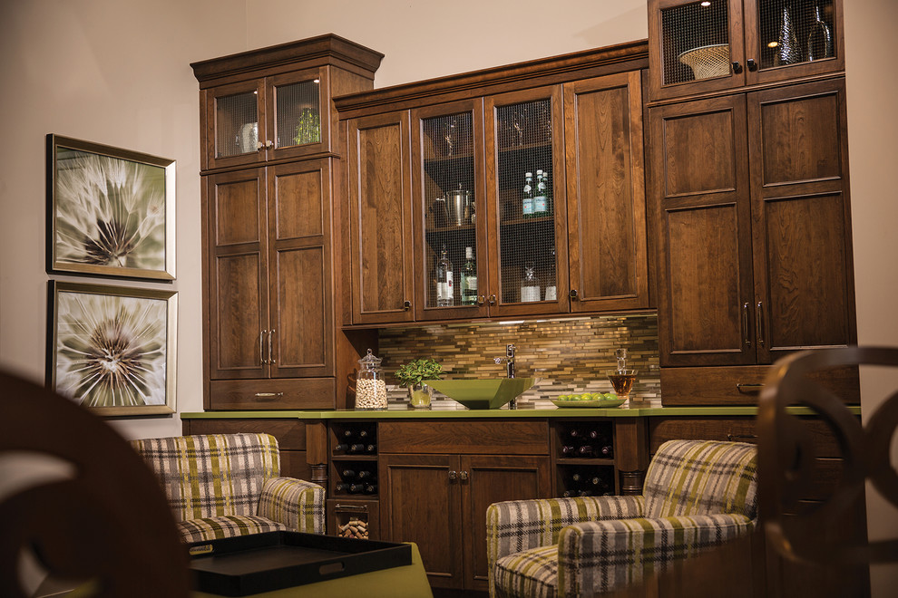 Example of a mid-sized classic home bar design in Chicago