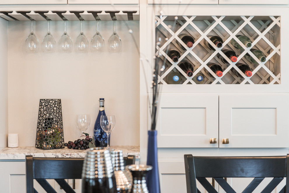 Imagen de bar en casa con fregadero lineal clásico renovado pequeño con armarios estilo shaker, puertas de armario blancas, encimera de granito y encimeras grises