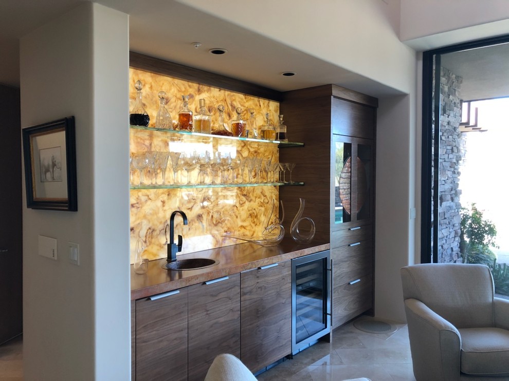 Foto di un angolo bar con lavandino minimal di medie dimensioni con lavello da incasso, ante marroni, top in legno, paraspruzzi giallo e paraspruzzi in lastra di pietra