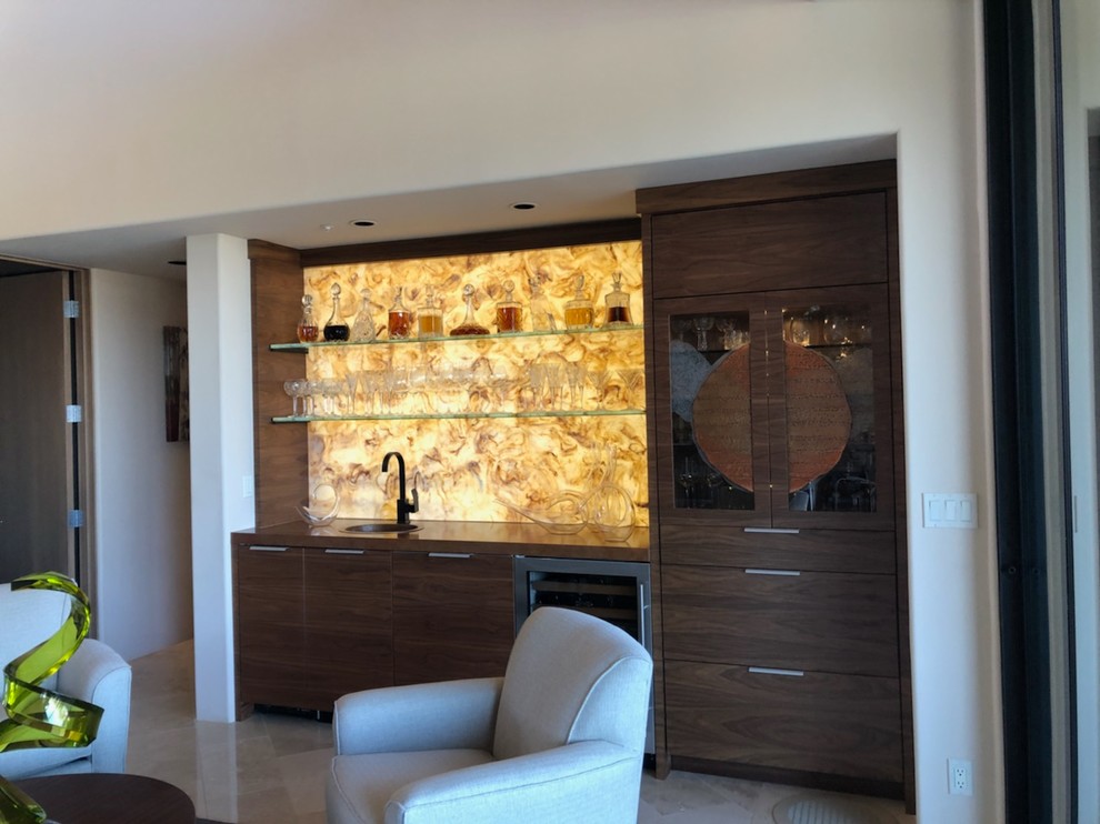 Foto de bar en casa con fregadero lineal contemporáneo de tamaño medio con fregadero encastrado, puertas de armario marrones, encimera de madera, salpicadero amarillo y salpicadero de losas de piedra