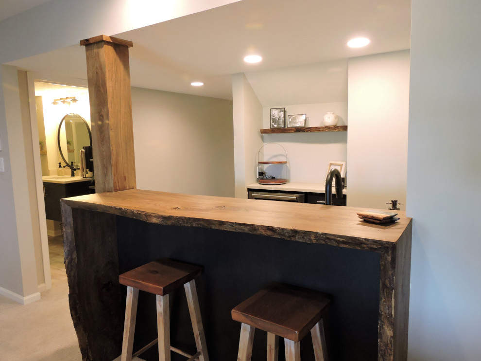 Idée de décoration pour un petit bar de salon avec évier parallèle tradition en bois foncé avec un placard à porte plane, un plan de travail en bois, un sol en vinyl et un sol gris.