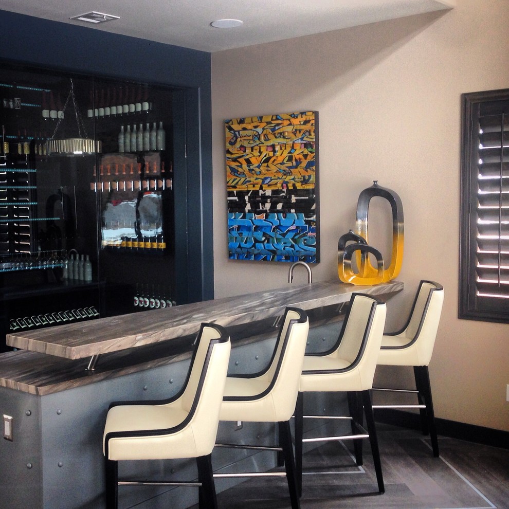 Immagine di un bancone bar contemporaneo di medie dimensioni con top in legno, parquet scuro e pavimento marrone