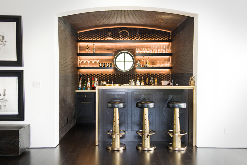 Mediterrane Hausbar in U-Form mit Bartheke, Schrankfronten im Shaker-Stil, schwarzen Schränken, dunklem Holzboden und braunem Boden in Los Angeles