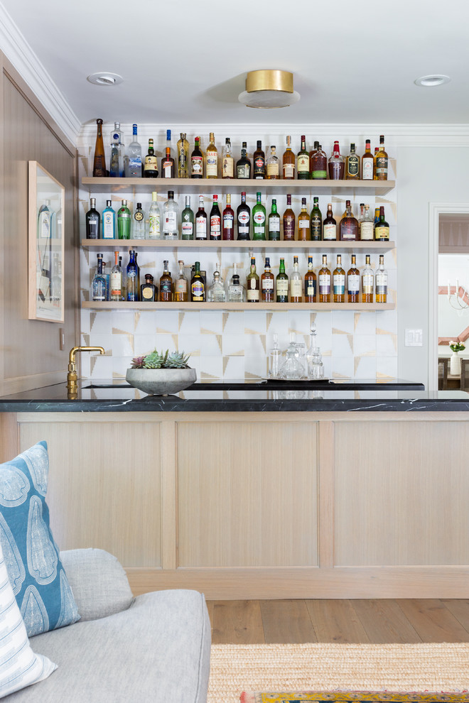 Idée de décoration pour un bar de salon avec évier parallèle tradition de taille moyenne.
