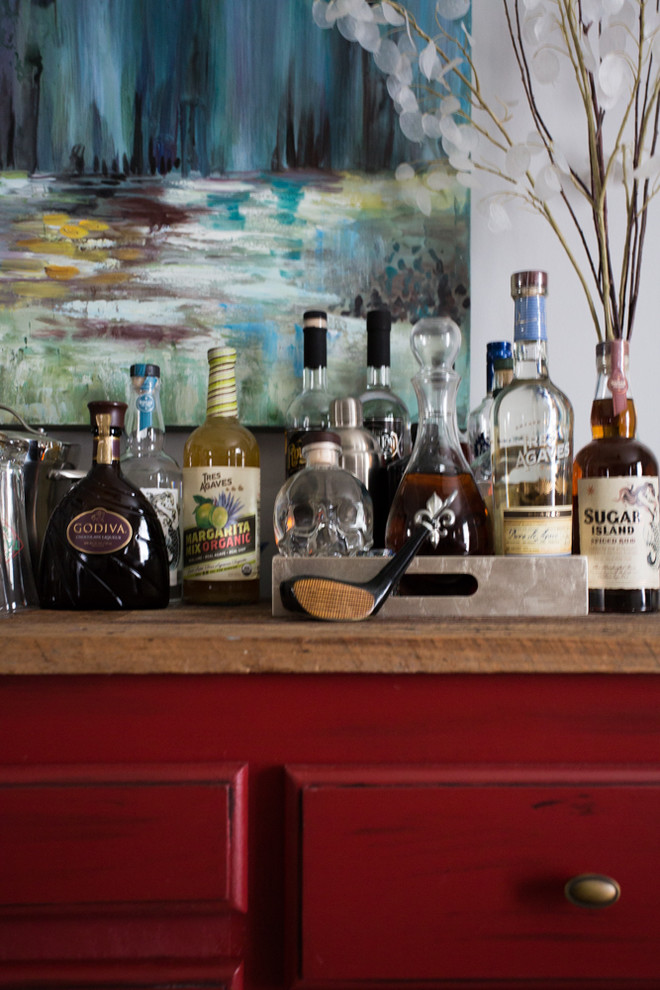 Inspiration for a medium sized classic home bar in New Orleans.