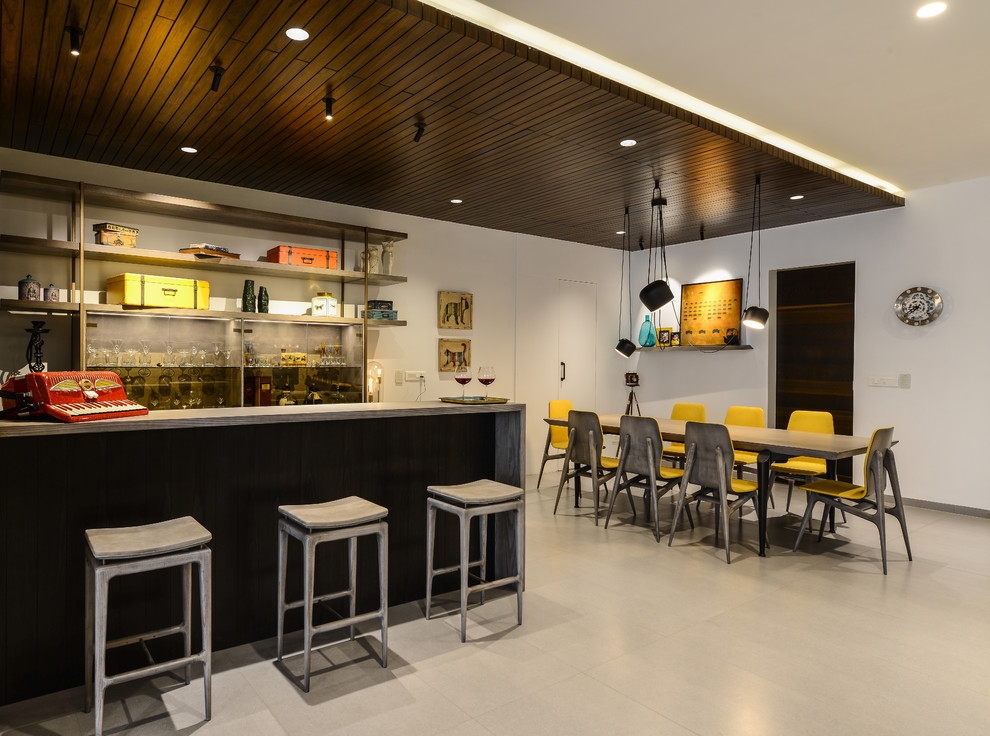 Идея дизайна: домашний бар в современном стиле