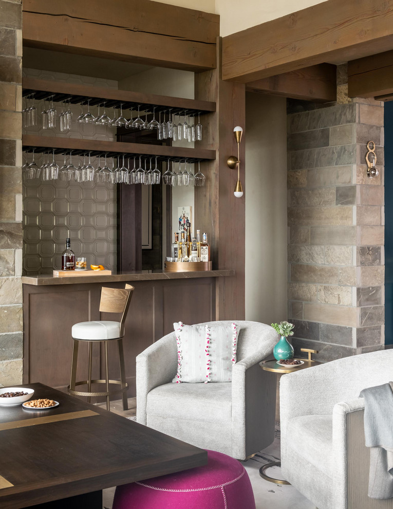 Urige Hausbar mit Bartheke, Küchenrückwand in Grau und brauner Arbeitsplatte in Sonstige