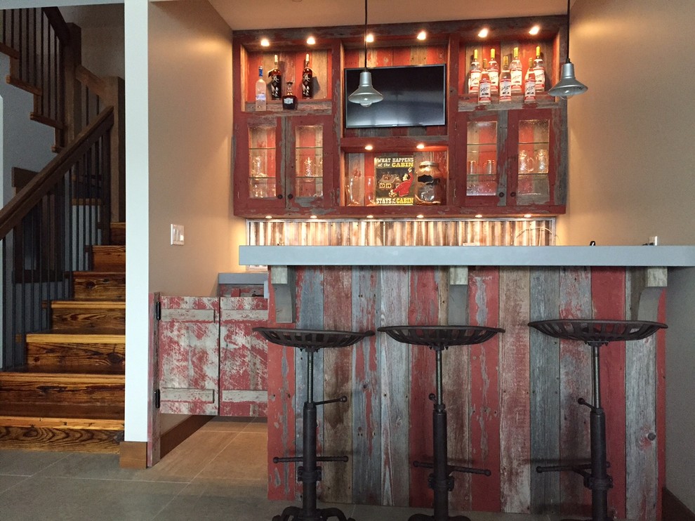 Idée de décoration pour un bar de salon parallèle chalet en bois vieilli de taille moyenne avec des tabourets, un placard à porte shaker et un plan de travail en surface solide.