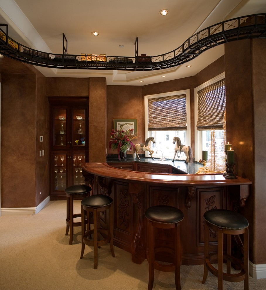 Immagine di un bancone bar classico con ante in legno bruno