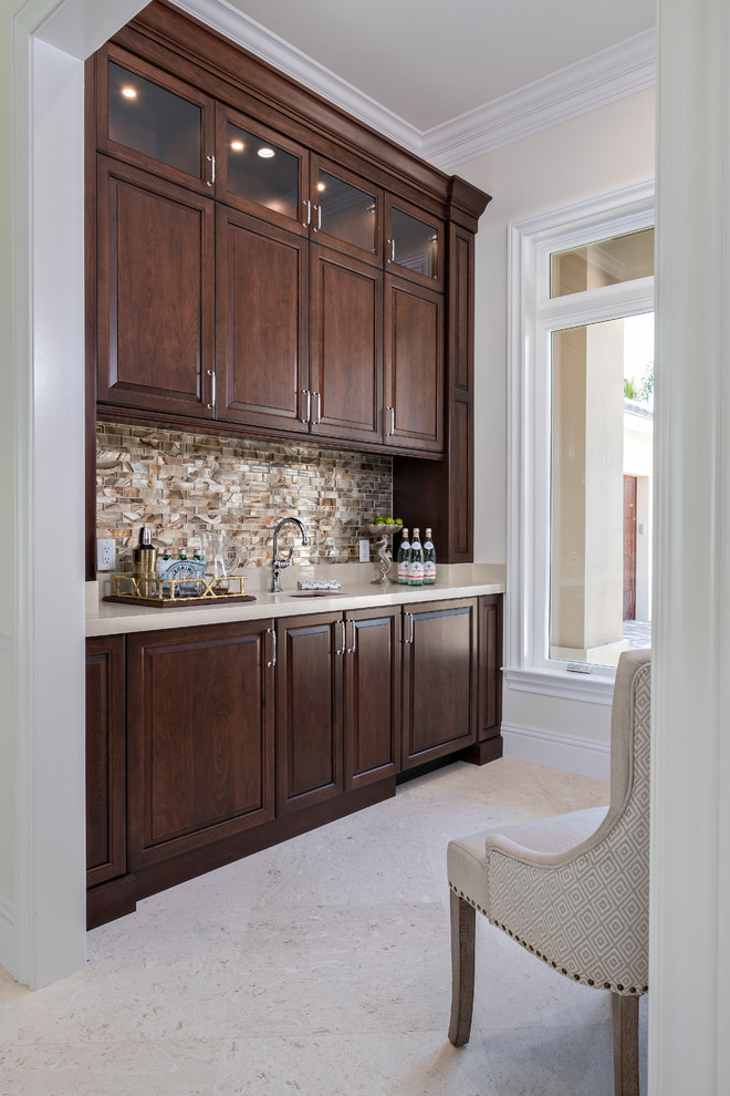 Exempel på en liten klassisk linjär hemmabar med vask, med en undermonterad diskho, luckor med upphöjd panel, skåp i mörkt trä, bänkskiva i koppar, beige stänkskydd, stänkskydd i mosaik och beiget golv