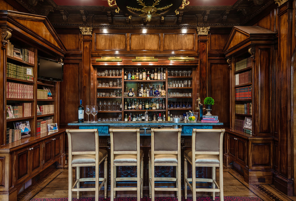 Imagen de bar en casa con fregadero clásico con fregadero bajoencimera, armarios abiertos, puertas de armario de madera en tonos medios, suelo de madera en tonos medios, suelo marrón y encimeras azules