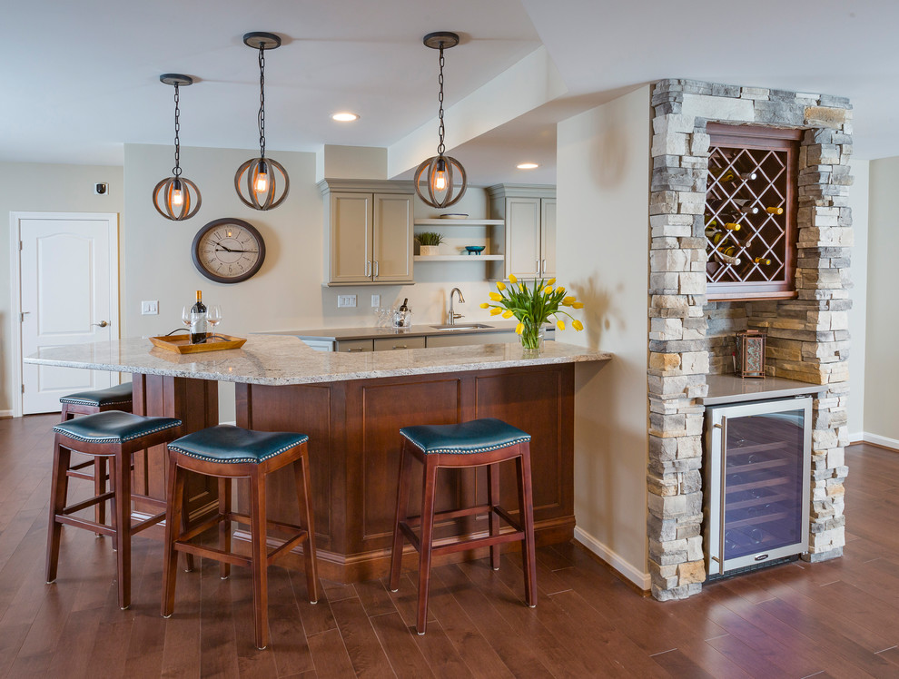Foto de bar en casa clásico grande con suelo de madera en tonos medios y suelo marrón