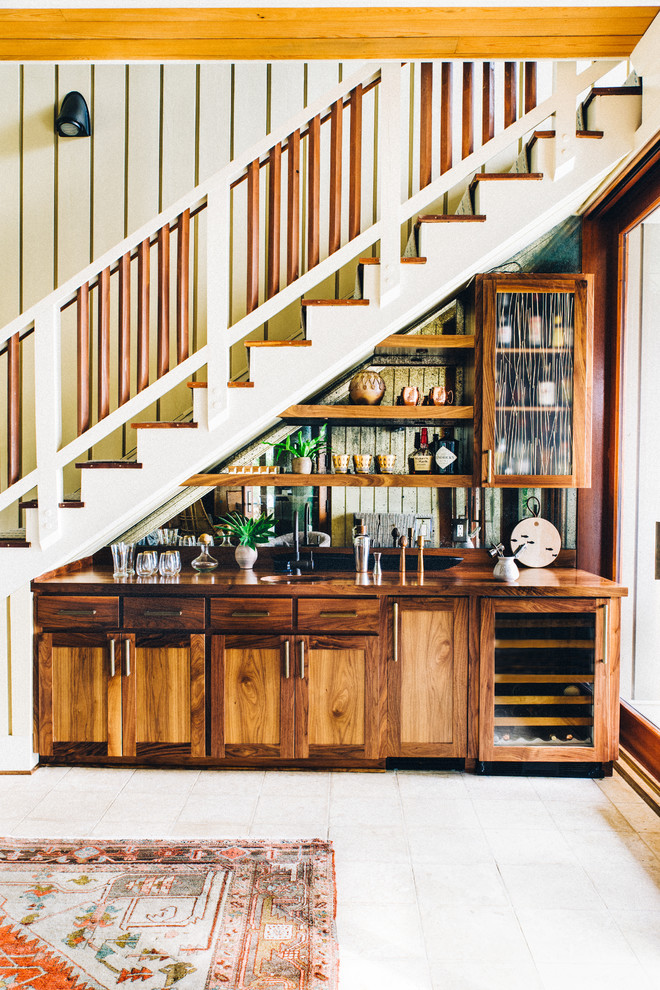 Einzeilige Klassische Hausbar mit Bartresen, Unterbauwaschbecken, Schrankfronten im Shaker-Stil und hellen Holzschränken in Charleston