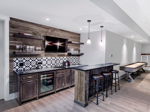Lower level reclaimed wood bar - Rustikal - Hausbar - Chicago - von