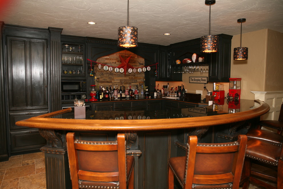 На фото: домашний бар в классическом стиле с