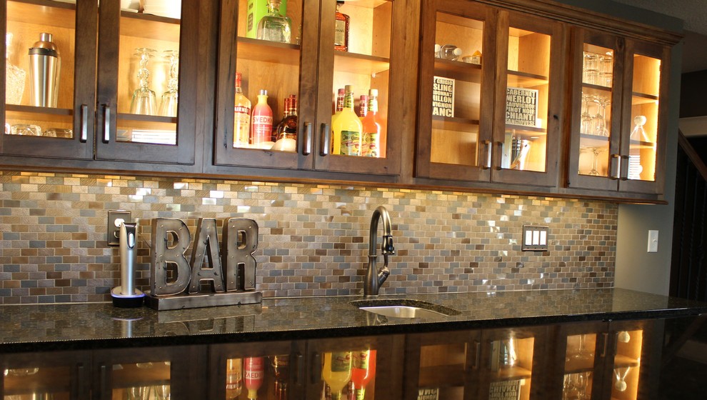 Immagine di un grande angolo bar con lavandino chic con lavello sottopiano, ante lisce, ante bianche, top in granito e paraspruzzi multicolore
