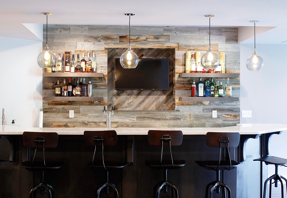 Idee per un grande bancone bar minimal con ante in legno bruno, top in laminato, paraspruzzi marrone e paraspruzzi in legno
