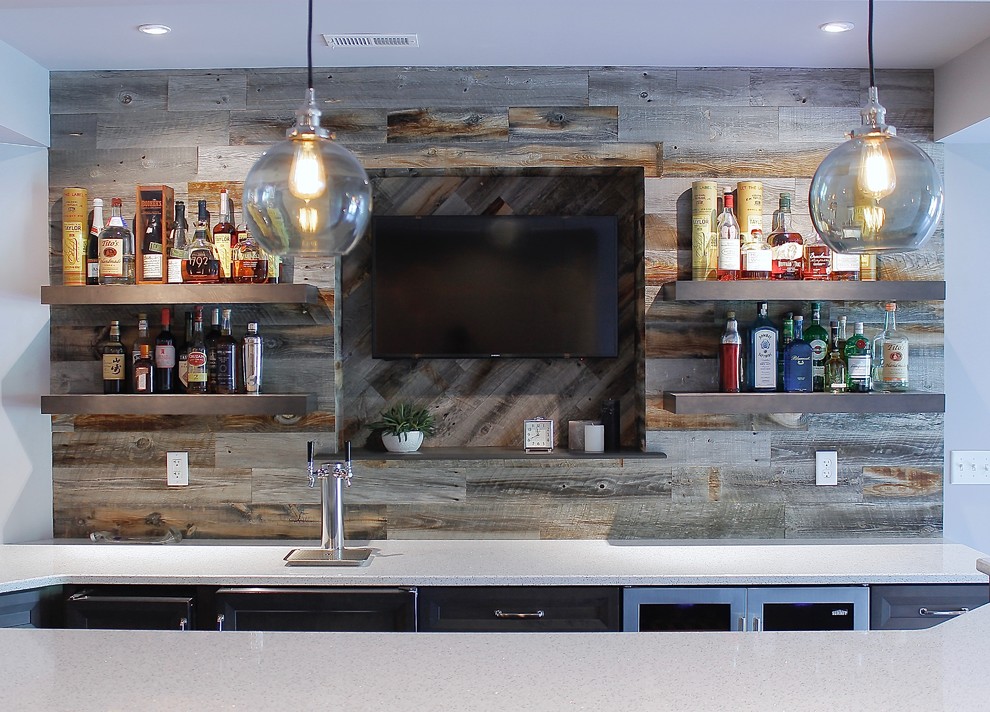 Esempio di un grande bancone bar design con ante in legno bruno, top in laminato, paraspruzzi marrone e paraspruzzi in legno