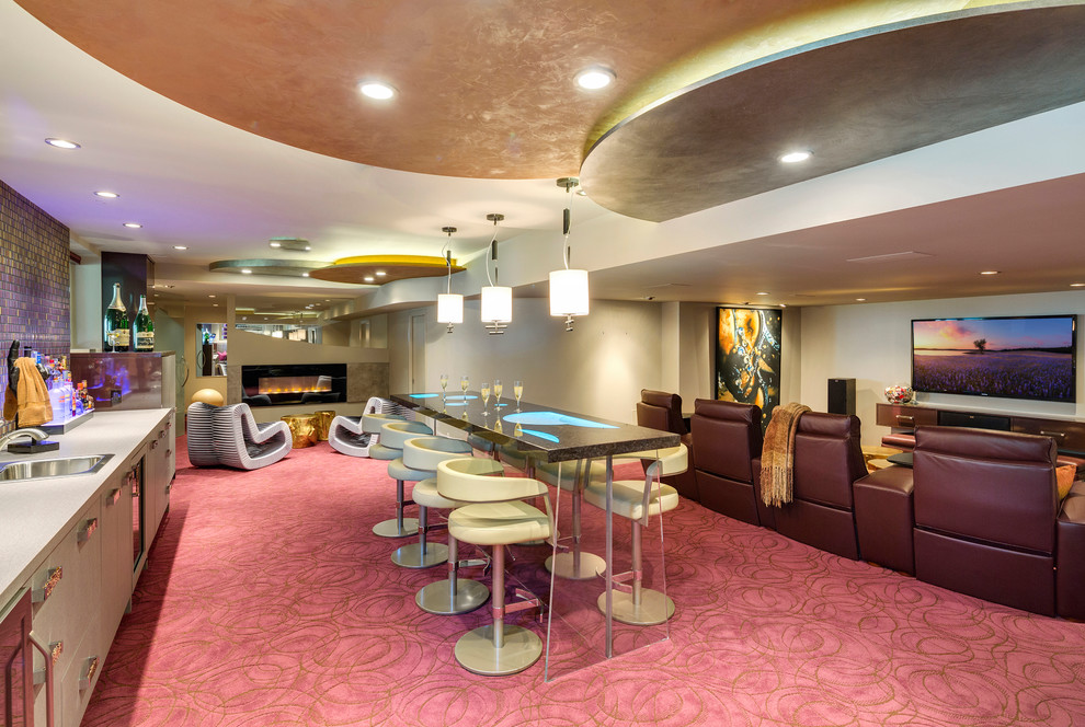 Aménagement d'un bar de salon contemporain avec des tabourets, une crédence multicolore et moquette.