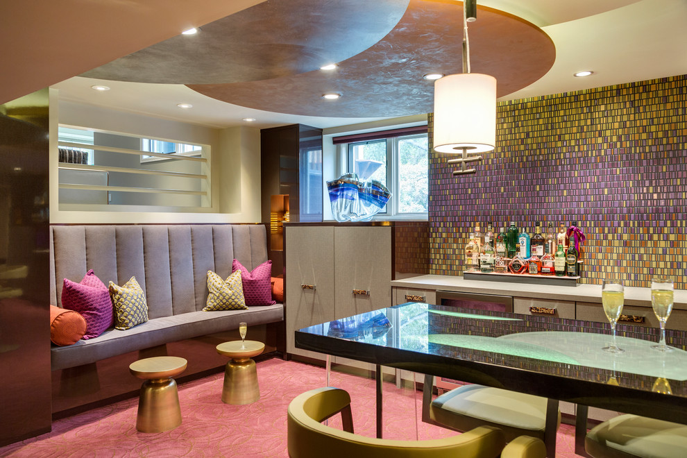 Ejemplo de bar en casa con barra de bar contemporáneo con salpicadero multicolor