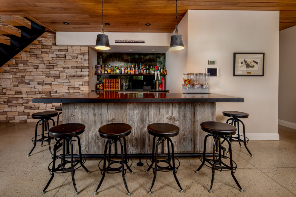 Идея дизайна: домашний бар среднего размера в стиле неоклассика (современная классика) с барной стойкой, разноцветным полом и черной столешницей